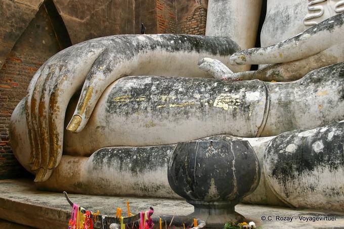 Hands-mudra position bhumisparsha Sukhothai, Wat Sri Chum - Thailand
