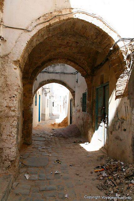 Bizerte, under the arcades of the medina - Tunisia