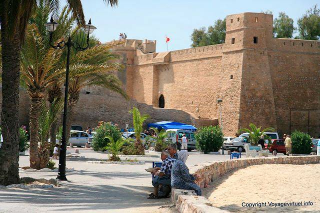 Hammamet, waiting in the park in front of the ramparts of the Ribat - Tunisia