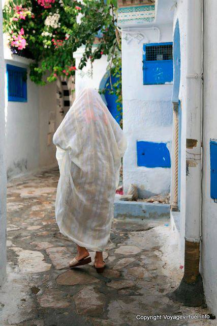 Hammamet, a woman back in the medina - Tunisia