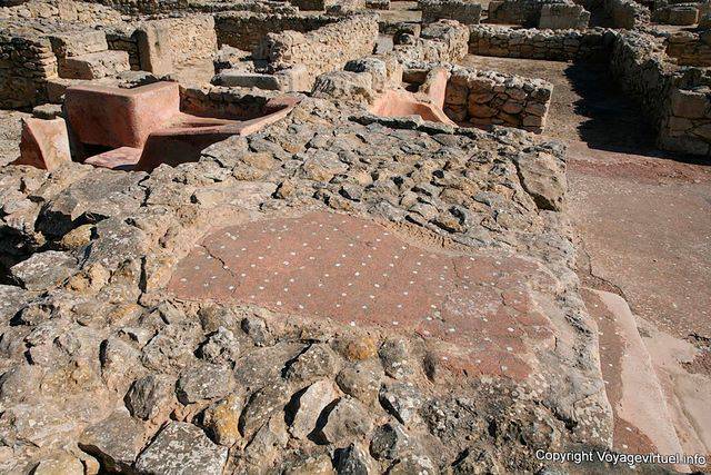 Kerkuane, interior home bath covered with a waterproof red coating - Tunisia