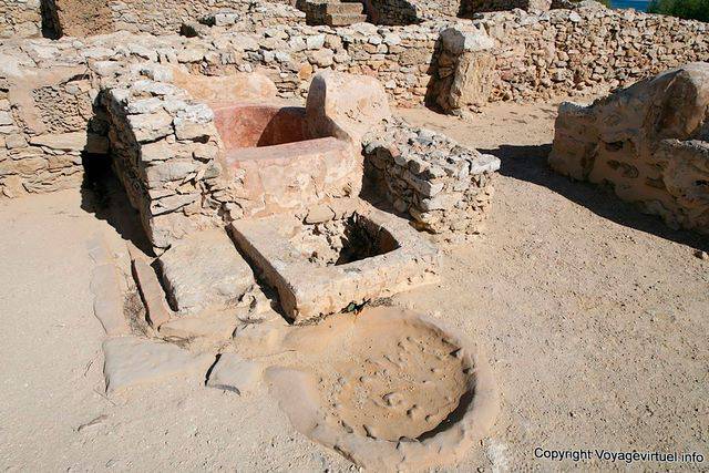 Kerkuane, toiletries, bathroom near the entrance vestibule - Tunisia