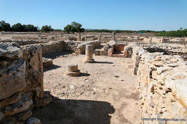 Kerkuane, passing between houses - Tunisia