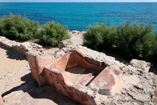 Kerkuane, remains of a shoe-tub for bathing by the sea - Tunisia