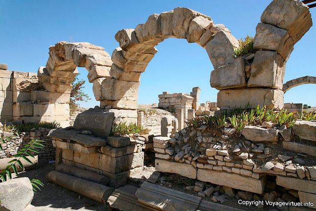 Maktar, basilica, arcades into magically - Tunisia