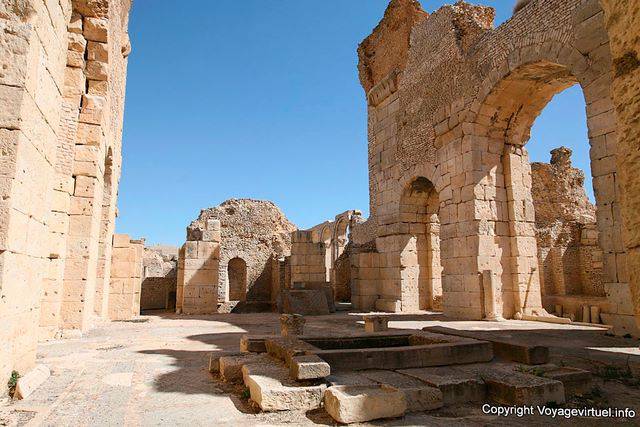 High walls (12 m) Great Baths Makthar - Tunisia