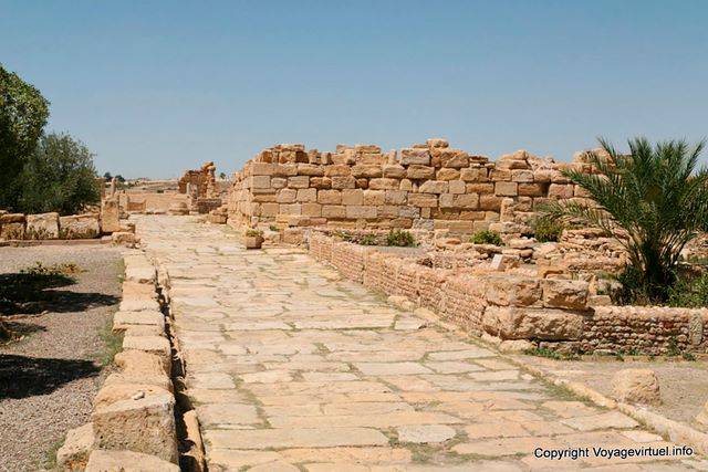 Sbeïtla, paved path from the archaeological site - Tunisia