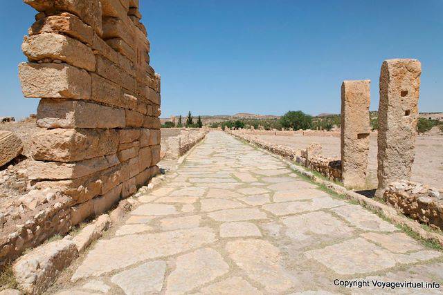 Sbeïtla, long pedestrian avenue - Tunisia