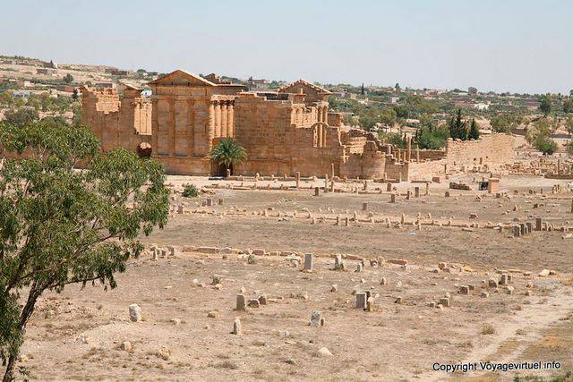 Sbeïtla, rear view of the Capitol Temples - Tunisia