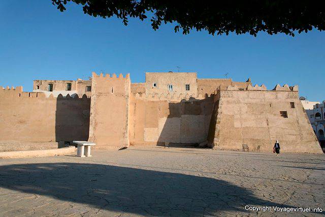 Sfax, walls of the medina to the bus station - Tunisia