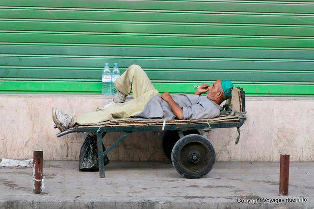 Porter resting, Tunis - Tunisia