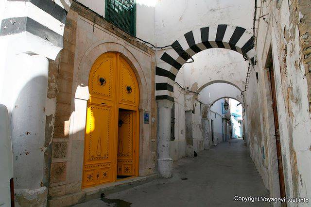 Arch and door Tunis - Tunisia