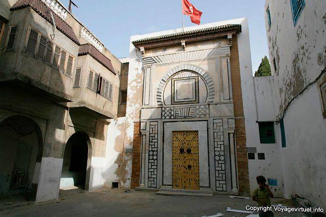 Tunis medina, two speeds courtyard - Tunisia