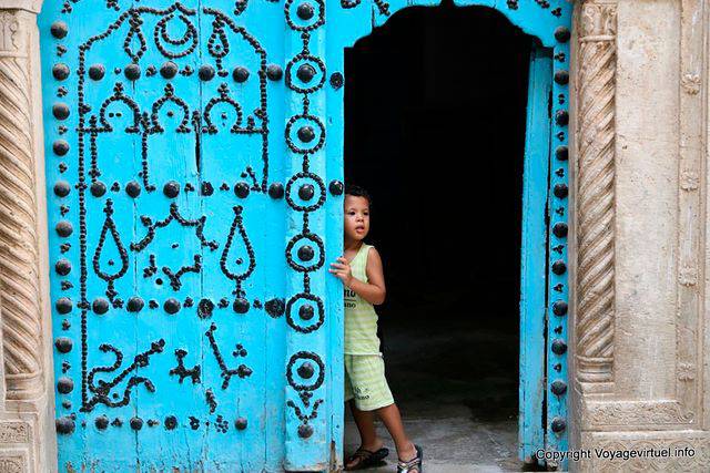 Tunis medina child at the door - Tunisia