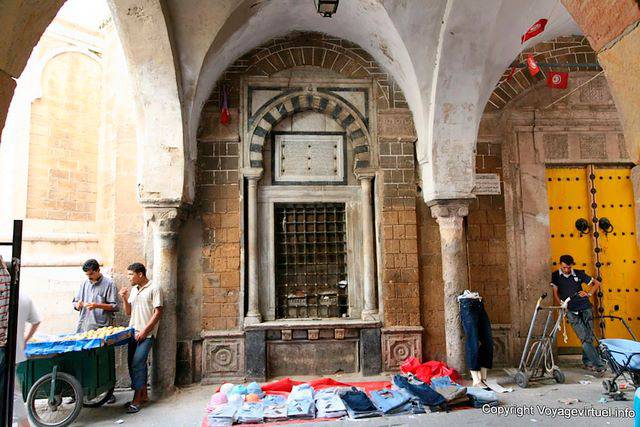 Tunis medina, peddler - Tunisia