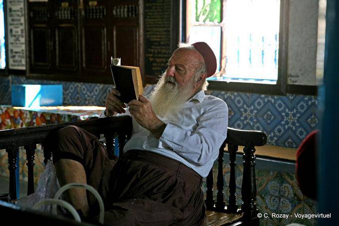 Batlanim narrator, jewish synagogue, Djerba - Tunisia