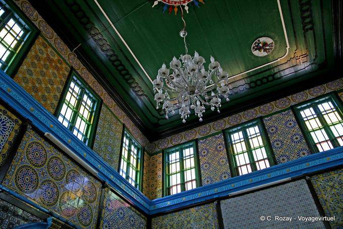 Chandelier and earthenware in the jewish synagogue - Tunisia