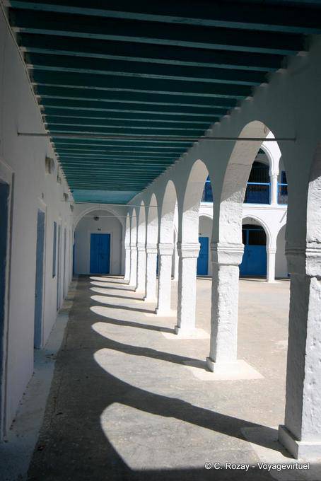 Arcade shadows, jewish synagogue - Tunisia