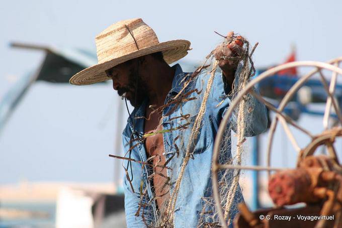 Seguia, net cleaning, Djerba - Tunisia