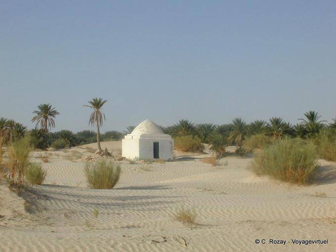 Marabout between desert and palm grove, Douz - Tunisia