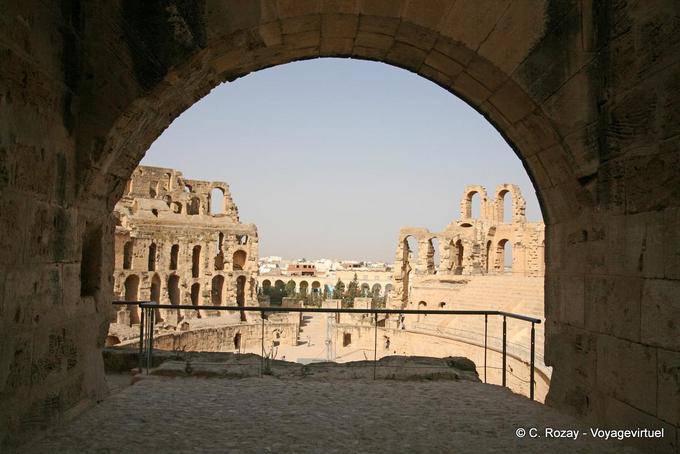 El Jem, inroads into the enclosure - Tunisia