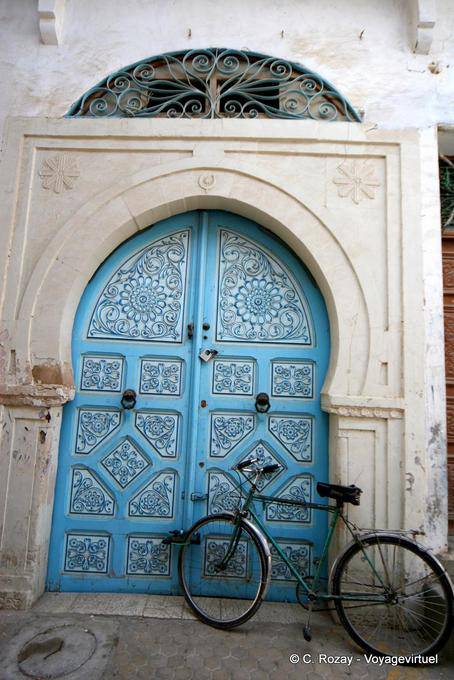 Kairouan, the bike against the door - Tunisia