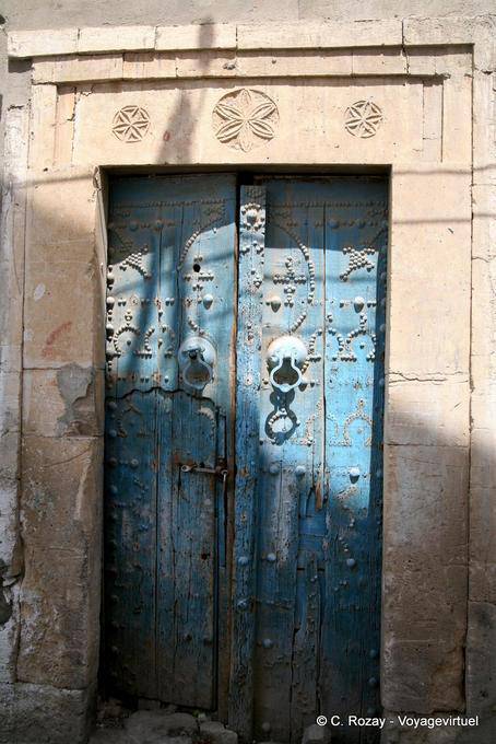 Another door, older than average, Kairouan - Tunisia