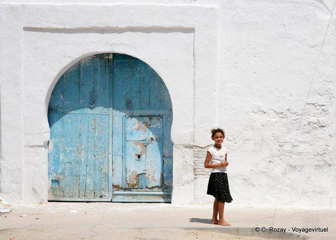 Little girl at the door, Kairouan - Tunisia