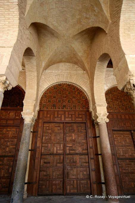 Arches of the Mosque Oqba Ibn Nafaâ, Kairouan - Tunisia