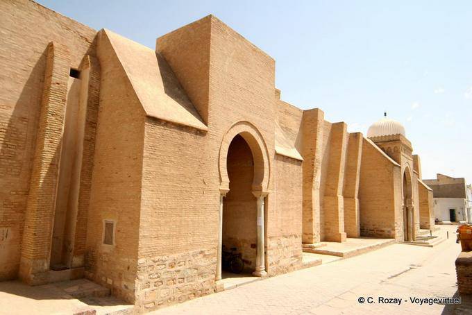 West inputs (جادة إبراهيم إبن الأغلب) Jamaa Sidi Uqba, Kairouan - Tunisia