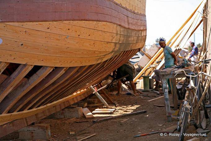 Exterior view of the construction of a traditional boat, El Attaya - Tunisia
