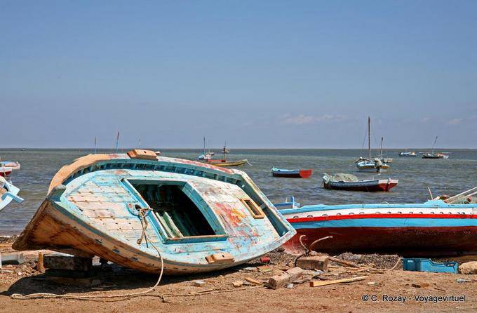 Boat on its side, el Attaya, Kerkennah - Tunisia