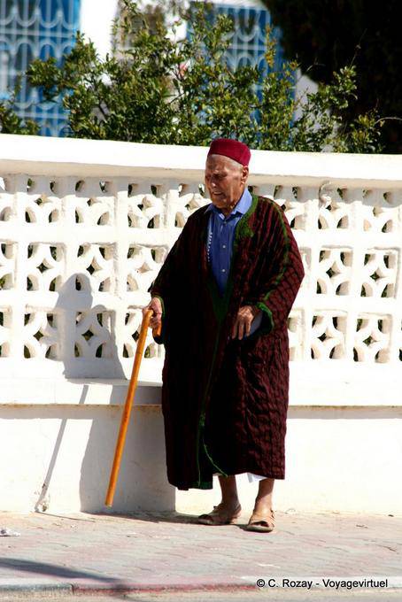 Old Kerkennien in traditional dress, Remla, Kerkennah - Tunisia