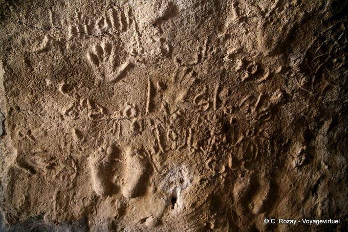 Signs, hands and feet raised, Ksar Jumaa - Tunisia