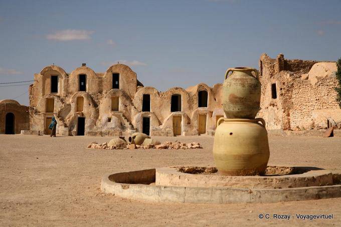 Elegant assembly Metameur - Tunisia