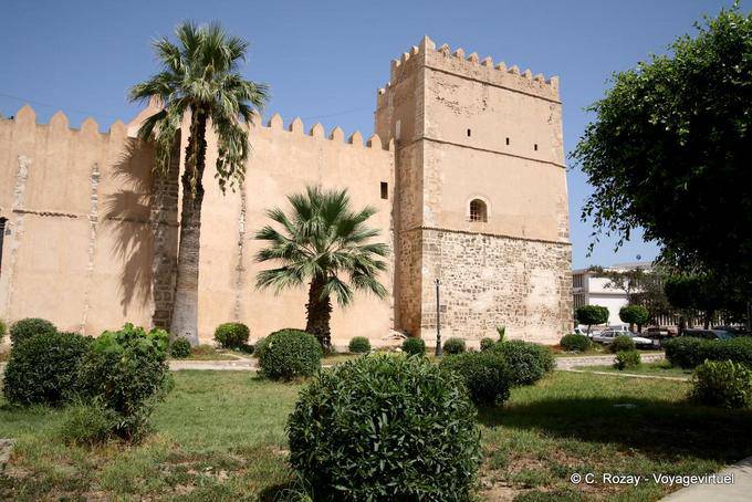 Crenellated tower walls towards the Boulevard of the National Army, Sfax - Tunisia