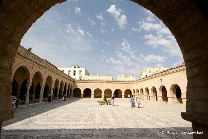 Sousse, panoramic courtyard of the Grand Mosque from arcade - Tunisia