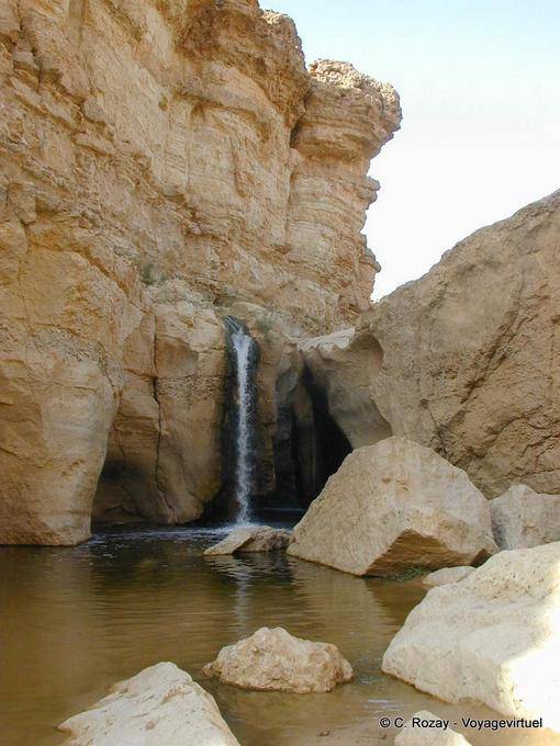 Waterfall between the rocks to Tameghza (تمغزة) - Tunisia