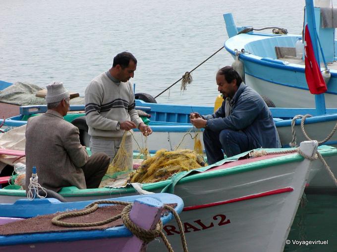 Fishermen trying to untangle the threads, Alanya harbour - Turkey